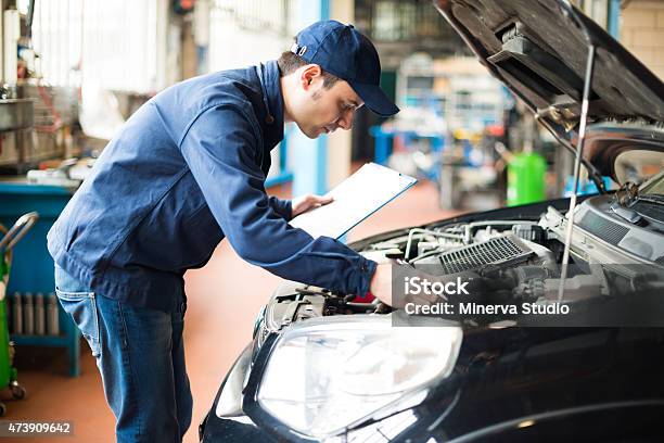 Mechaniker Bei Der Arbeit In Der Garage Stockfoto und mehr Bilder von Auto - Auto, Untersuchen, Reparieren