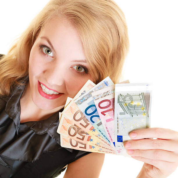 bogata kobieta pokazując walucie euro banknoty pieniądze. - european union currency european union euro note financial advisor currency zdjęcia i obrazy z banku zdjęć