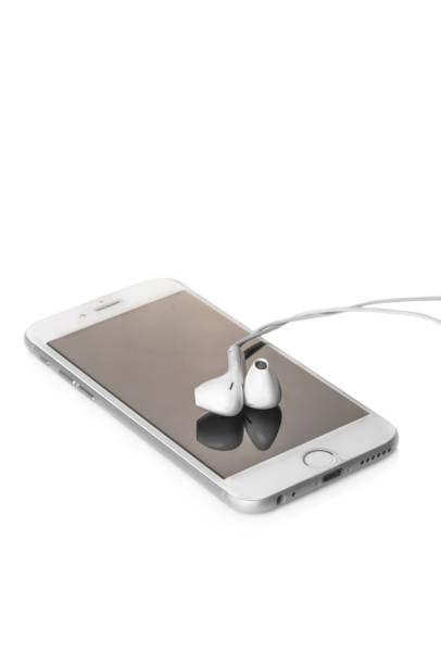 새로운 apple iphone 6 있는 이어버드 - apple computers mp3 player headphones symbol 뉴스 사진 이미지