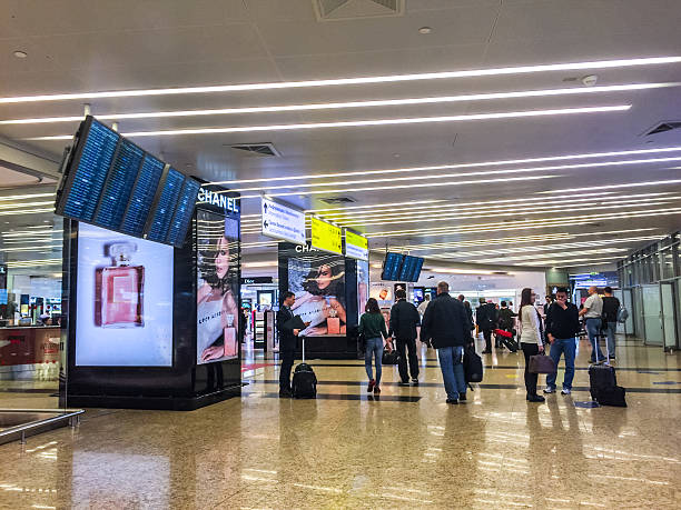 введя магазины duty free people в аэропорт шереме�тьево, москва - editorial moscow russia airport sign стоковые фото и изображения