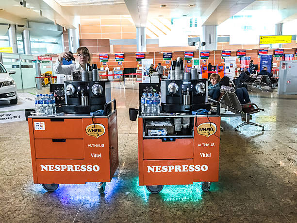 kaffeemaschine in sheremetyevo airport, moskau, russland - mobilestock editorial russia airport stock-fotos und bilder