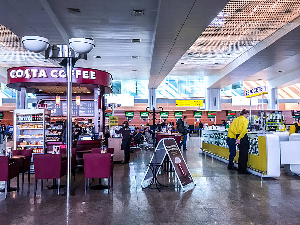 costa coffee e altri negozi presso l'aeroporto di mosca sheremetyevo - mobilestock editorial russia airport foto e immagini stock