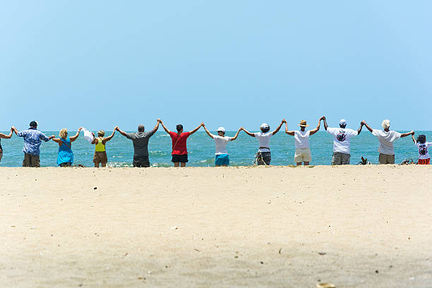 Mano en las arenas - foto de stock