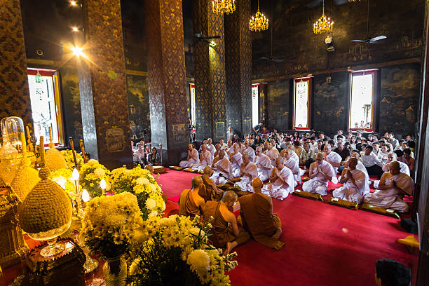 matriculation セレモニーの仏教僧ワット bowon - monk meditating thailand bangkok ストックフォトと画像