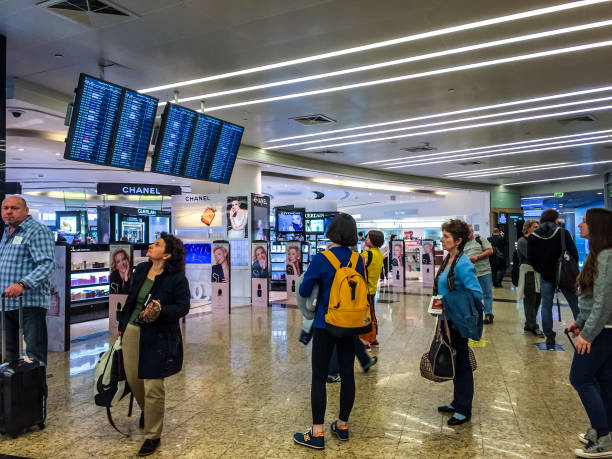 passeggeri di leggere informazioni sui voli, sheremetyevo - mobilestock editorial russia airport foto e immagini stock