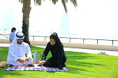 arabische-familie-mit-picknick-im-freien.jpg?b=1&s=170x170&k=20&c=FiyLY4CZB5ZdKAzqoegHcNQpjvCz6A2TJMVdqeWVpVQ=