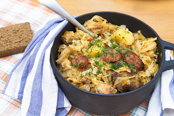 tradizionale polacco crauti bigos con funghi - bigos foto e immagini stock