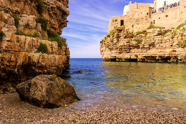 figa coast.polignano a mare:  'cala porto'beach .-italy (apulia) - - jetty mediterranean countries pier water zdjęcia i obrazy z banku zdjęć