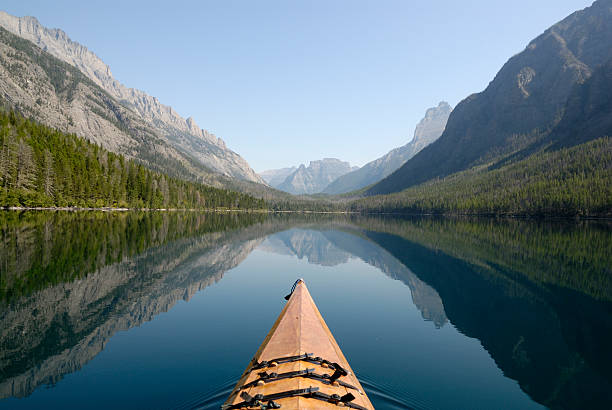kayak sul lago kintla - us glacier national park foto e immagini stock