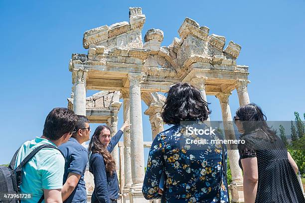 Guida E Turisti Davanti Alltetrapylon Di Afrodisia - Fotografie stock e altre immagini di Guida turistica - Professione