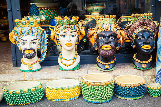 des vases en céramique dans la forme de chefs - tete de maure photos et images de collection