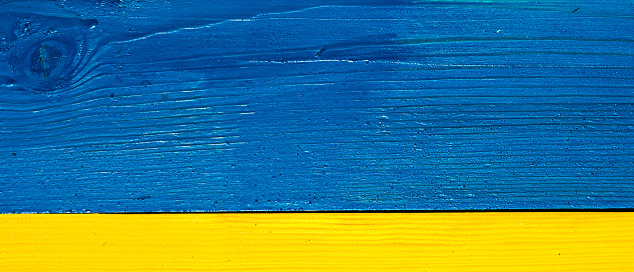 Two wooden planks painted in blue and yellow