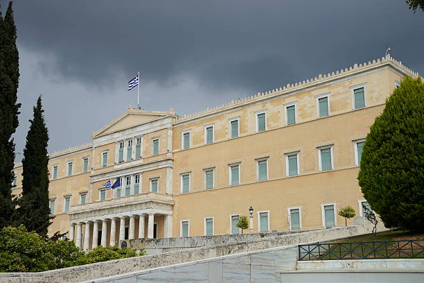 black poderia sobre hellenic parlamento, atenas, grécia - greece crisis finance debt - fotografias e filmes do acervo