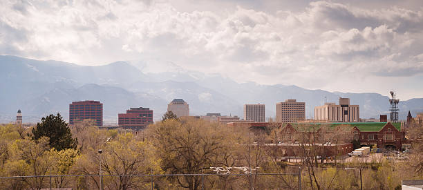 колорадо спрингс центре города эффектный облаками шторм приближаться - hotel colorado colorado springs usa стоковые фото и изображения