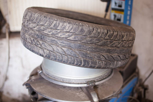 Reparação dos danos de pneu - foto de acervo