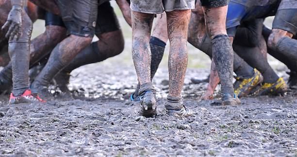 match de rugby. - mudball photos et images de collection