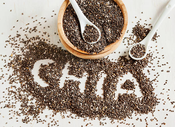 チア種の文字で作られています。 - chia seed spoon food ストックフォトと画像