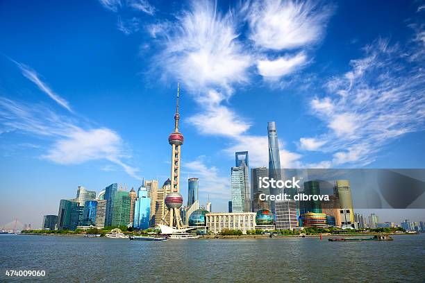 Shanghai Skyline Foto de stock y más banco de imágenes de Shanghái - Shanghái, Finanzas, Horizontal