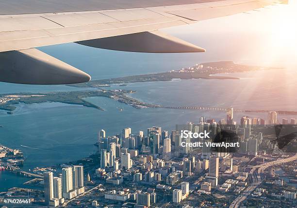 Ciudad De Miami Desde El Avión Foto de stock y más banco de imágenes de Avión - Avión, Miami, Arriba de