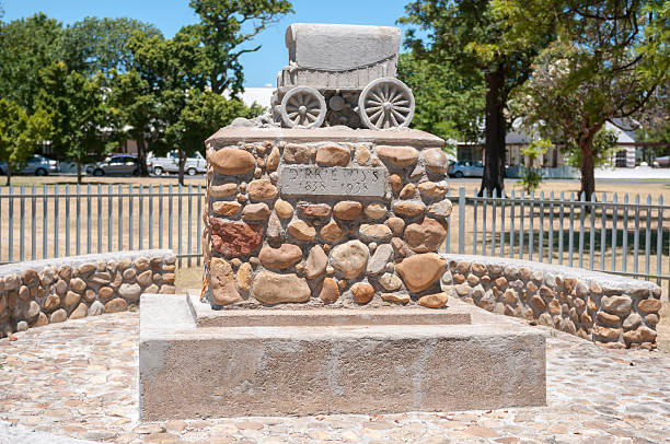 dirkie uys monumento de somerset west - somerset west imagens e fotografias de stock