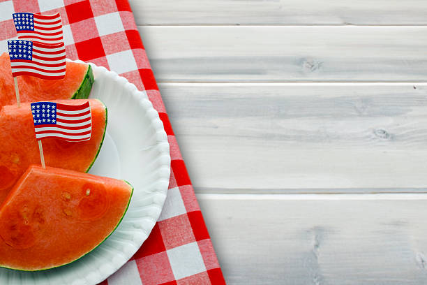 сша признаки в арбуз полоски на пикник фоне - watermelon summer melon portion стоковые фото и изображения