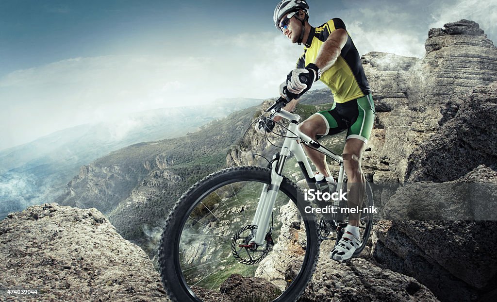 Deporte.   Ciclista.   Descenso - Foto de stock de Ciclismo de montaña libre de derechos