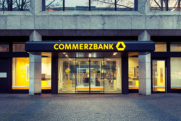 Entrada y señal de Commerzbank branch - foto de stock