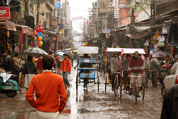india streetlife: multitud de personas en el mercado de las calles de nueva delhi - old delhi fotografías e imágenes de stock