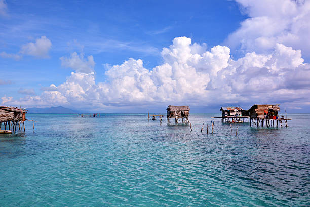 schwimmende dorf maïga insel borneo, sabah, malaysia - land in sicht stock-fotos und bilder