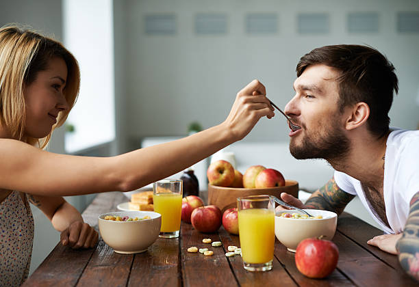 casal fantástico! - eating women breakfast cereal imagens e fotografias de stock