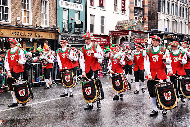 st. patricks day parade in dublin - irish culture republic of ireland st patricks day dancing stock-fotos und bilder