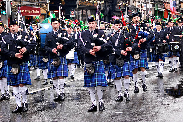 st. patricks day parade in dublin - irish culture republic of ireland st patricks day dancing stock-fotos und bilder