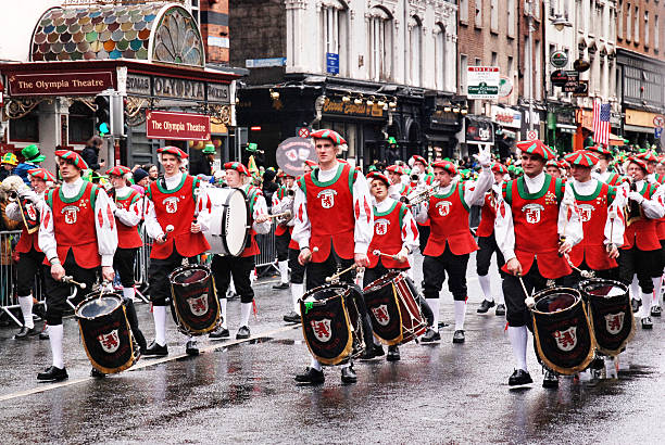 st. patricks day parade in dublin - irish culture republic of ireland st patricks day dancing stock-fotos und bilder