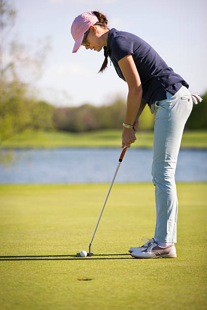 femininos jogador de golfe colocando em verde. - golf women female concentration - fotografias e filmes do acervo