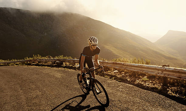 レースに彼女のフィットネス目標 - road biking ストックフォトと画像