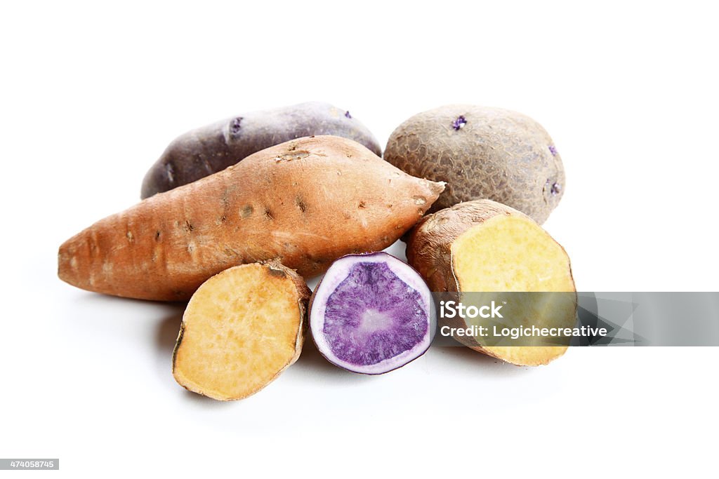 violet e batatas vermelhas em um fundo branco - Foto de stock de Alimento básico royalty-free