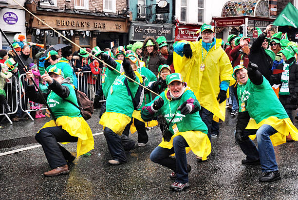 st. patricks day parade in dublin - irish culture republic of ireland st patricks day dancing stock-fotos und bilder