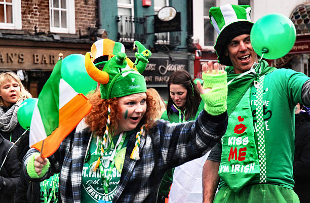 st. patricks day parade in dublin - irish culture republic of ireland st patricks day dancing stock-fotos und bilder