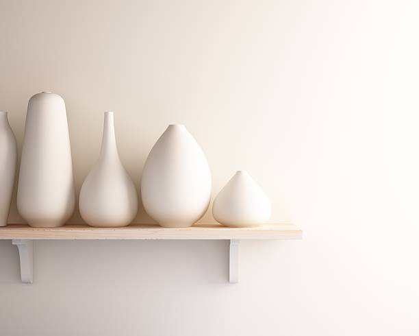 ホワイトの陶器の花瓶の木製の棚