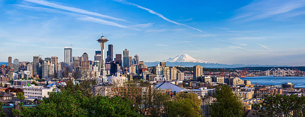 edificios del centro de la ciudad de seattle, washington, y al monte rainier - monte rainier fotografías e imágenes de stock