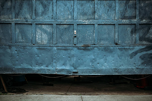puerta del garaje - wood shutter rusty rust fotografías e imágenes de stock
