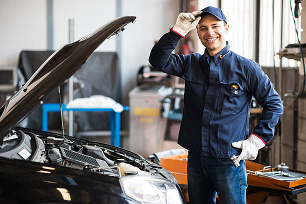 ritratto di un sorridente meccanico - mechanic foto e immagini stock