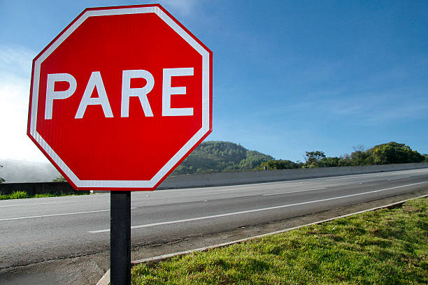 plaque rouge arrêt pare 8803 - stop sign stop road sign sign photos et images de collection