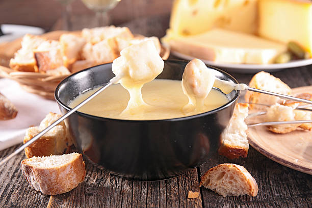 fondue au fromage - fondue fork photos et images de collection
