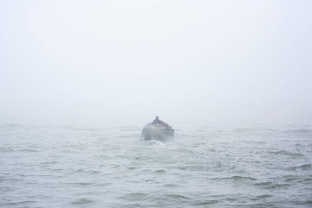 łódka in the fog - fishing nautical vessel small men zdjęcia i obrazy z banku zdjęć