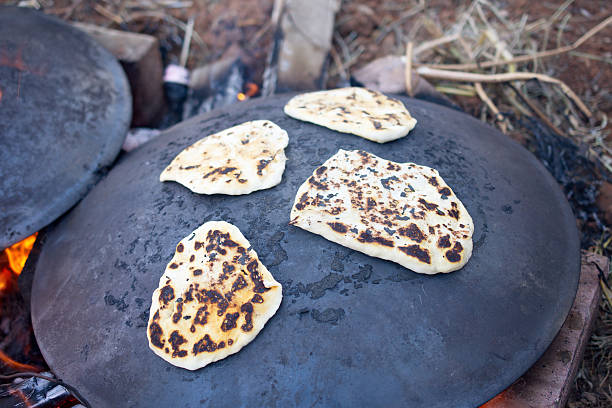 피타 빵 굽는 saj 또는 tava 대한 - jerusalem israel people omar 뉴스 사진 이미지