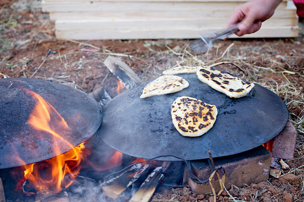 피타 빵 굽는 saj 또는 tava 대한 - jerusalem israel people omar 뉴스 사진 이미지