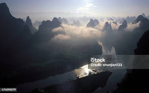 Lijiang Le Montagne - Fotografie stock e altre immagini di Acqua - Acqua, Alba - Crepuscolo, Ambientazione esterna