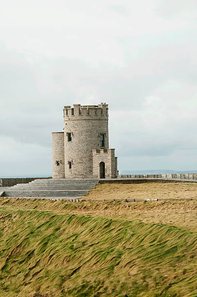 o "brien tower на скалы мохер-ирландия - obriens tower стоковые фото и изображения