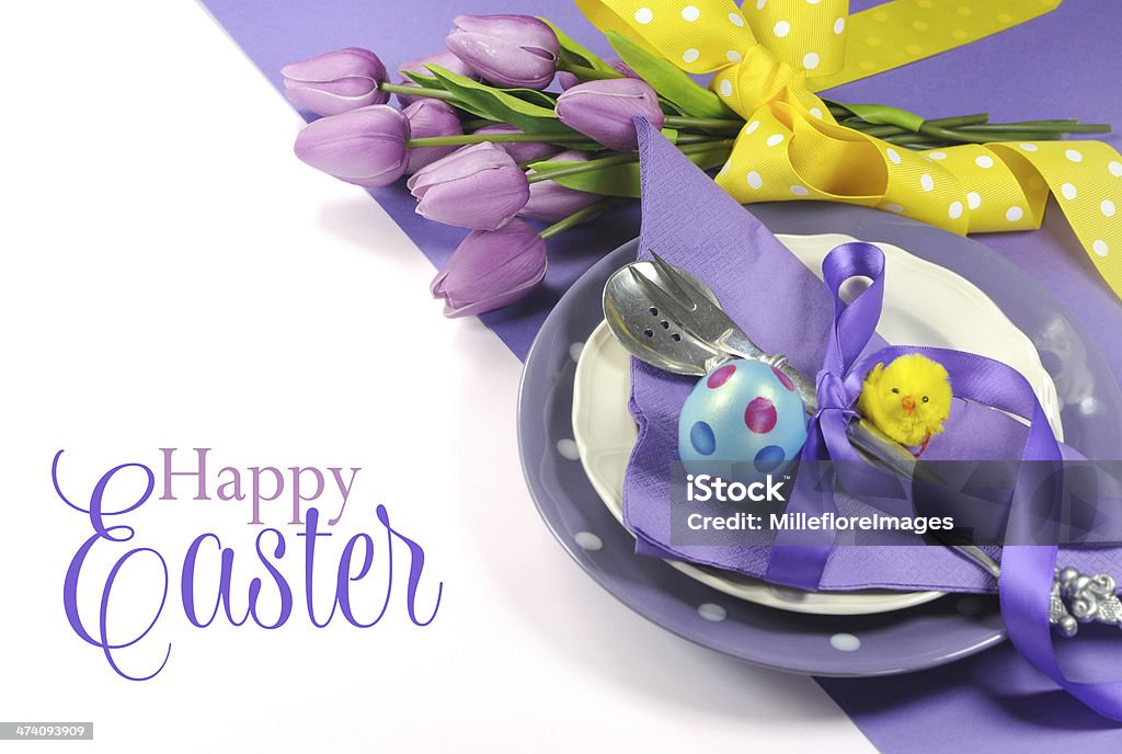 Happy Easter gelbe und violette Tisch Gedeck mit text - Lizenzfrei Ostern Stock-Foto